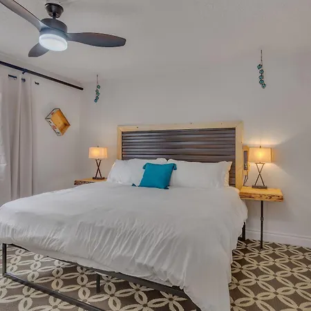 Highliner Hotel- King Suite 312 With City View Hotel Room-2