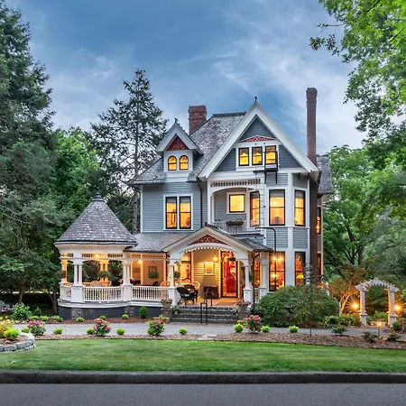 1899 Wright Inn And Carriage House-3