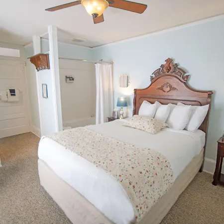 Inn On Charlotte Boutique Hotel-3