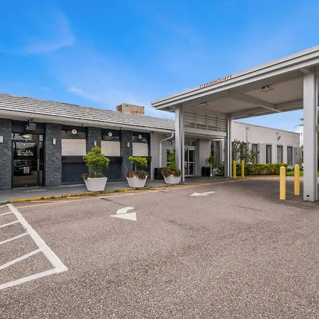 Clarion Inn & Suites Across From Universal Orlando Resort-2