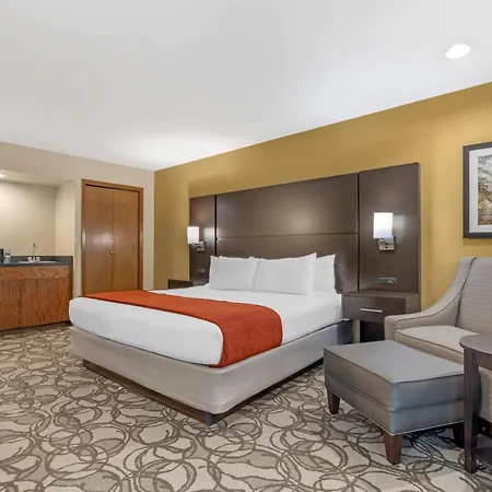 Best Western Plus Plaza By The Green-2