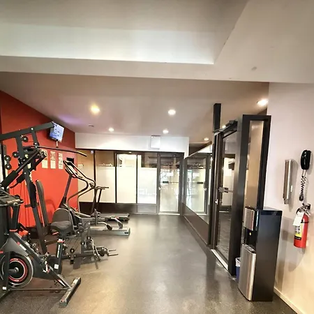 Ramada By Wyndham Kelowna Hotel & Conference Center-2