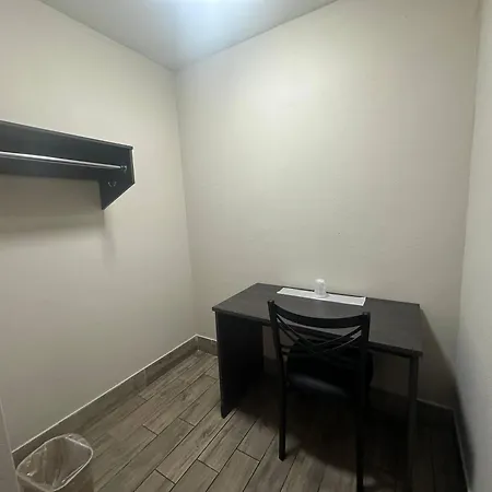 Econo Lodge St Petersburg Central-3