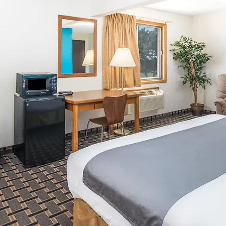 Super 8 By Wyndham Lincoln West-2