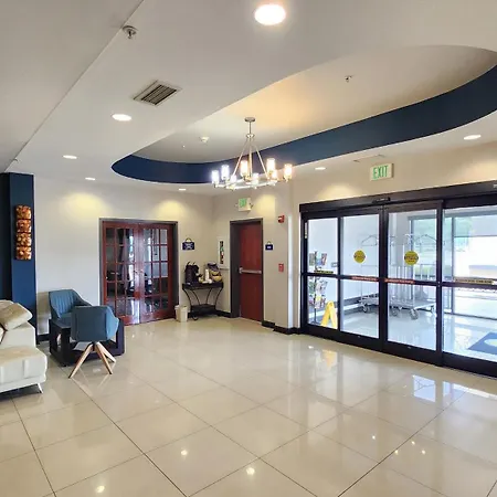 Days Inn & Suites By Wyndham Russellville-2