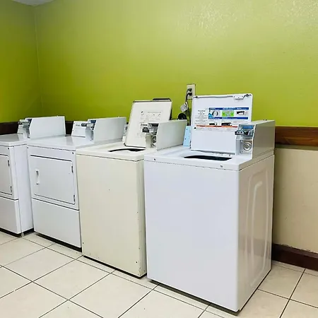 Travelodge By Wyndham Sellersburg-3