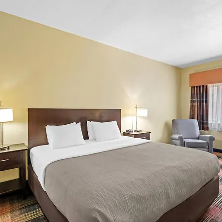 Quality Inn & Suites Des Moines Airport-2