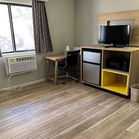 Days Inn By Wyndham Warrensburg-3