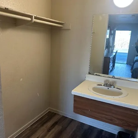 Best Economy Inn & Suites-2