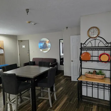 Days Inn & Suites By Wyndham Tampa/Raymond James Stadium-3