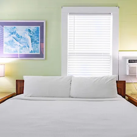Curry House - Pool, King Bed & Balcony! Room 7-2