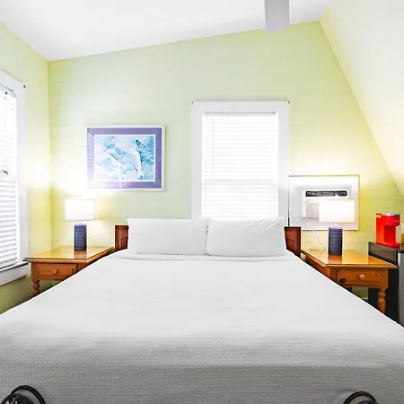 Curry House - Pool, King Bed & Balcony! Room 7-3