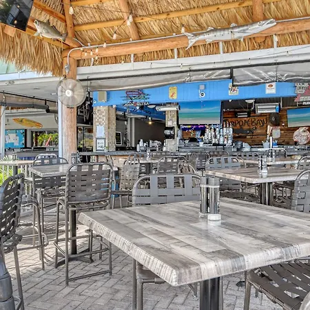 All-New, Ground-Floor, Huge Pool, Tiki Bar & Grill-2