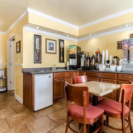 Rodeway Inn & Suites Jacksonville Near Camp Lejeune-3