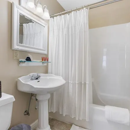 Dreams2Reality | Historic Branson Hotel - Quiet Quilt Room - Downtown-2