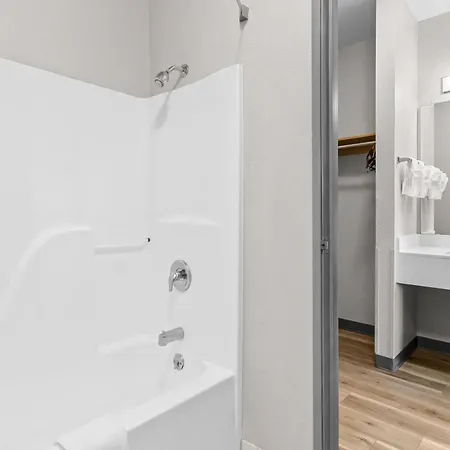 Days Inn & Suites By Wyndham Castle Rock-3