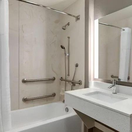 La Quinta By Wyndham Arlington North 6 Flags Dr-3