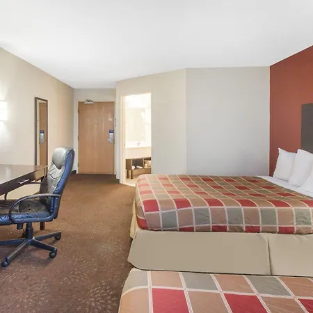 Travelodge By Wyndham Romulus Detroit Airport-3
