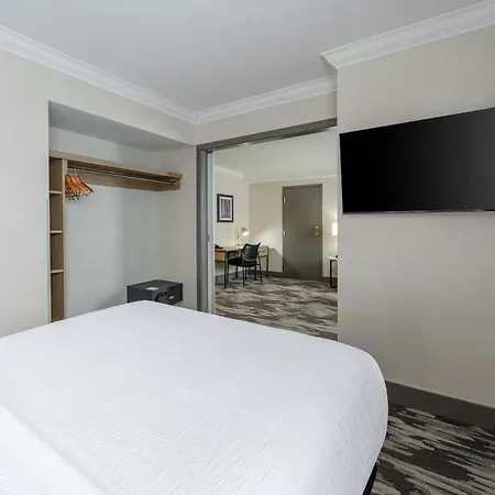 Sandman Signature Mississauga Hotel-2