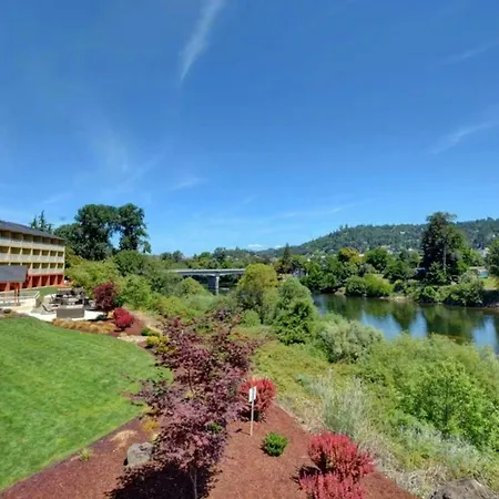 The Lodge At Roseburg-2