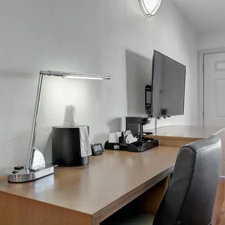 Signature Inn Medford Downtown - Newly Renovated-3