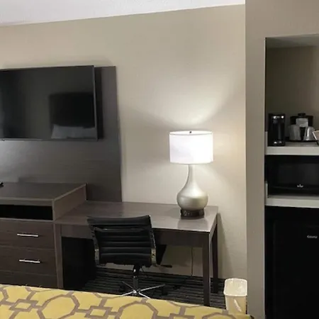 Baymont By Wyndham Topeka-3