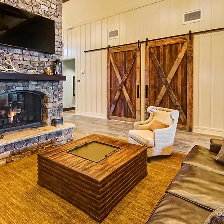 Black Fox Lodge Pigeon Forge, Tapestry Collection By Hilton-3