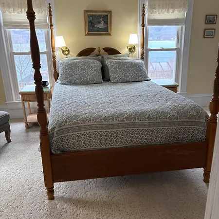 Hudson Manor Bed & Breakfast-3