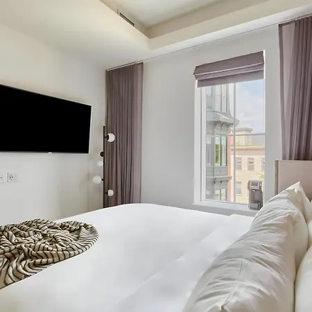 Lark Hotels 907 Main-3