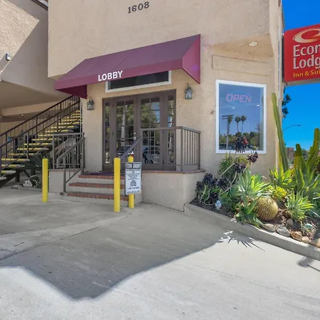 Econo Lodge Inn & Suites Fallbrook Downtown-3