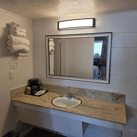 Economy Inn-3