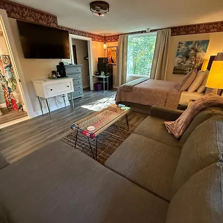 Sherwood Court Cottages & Guest Rooms-3