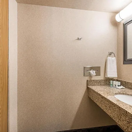 Quality Inn & Suites Portage Central-3
