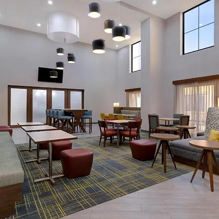 Hampton Inn & Suites Marina-3