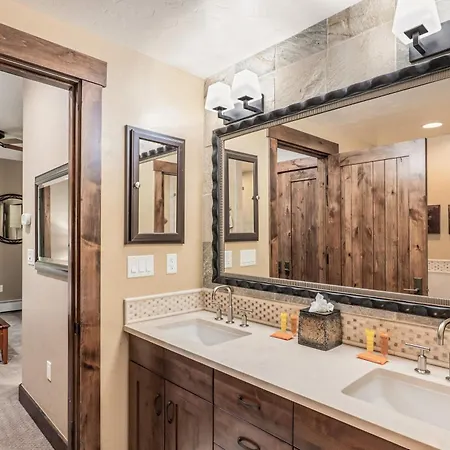 Luxe Breck Escape - 2Br & 2Ba With Pool, Hot Tubs & Walk To Downtown-3