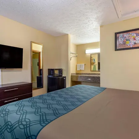 Econo Lodge Nashville North-3