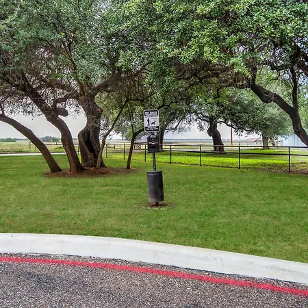 Hampton Inn Uvalde-2