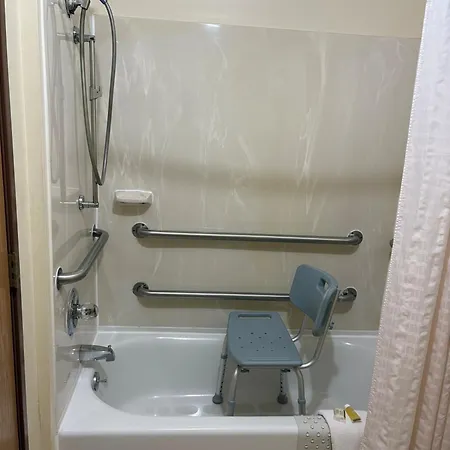 Days Inn & Suites By Wyndham Wichita-2