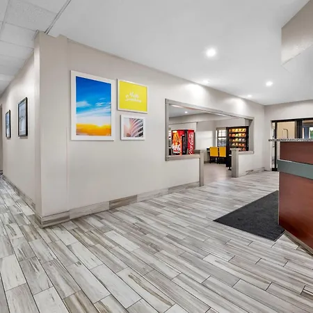 Days Inn By Wyndham Near Kansas Speedway-2
