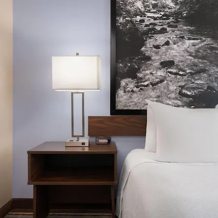 Super 8 By Wyndham Longmont/Twin Peaks-3