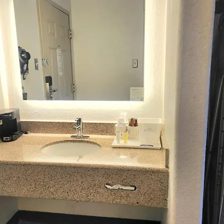 Howard Johnson By Wyndham Galveston-2