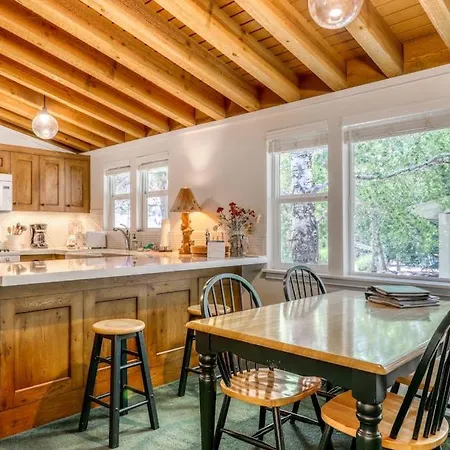 Single Level Ranch Condo In Elkhorn-2