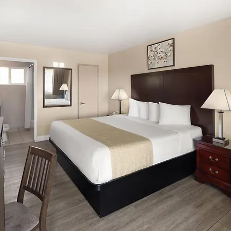 Travelodge By Wyndham Everett City Center-2