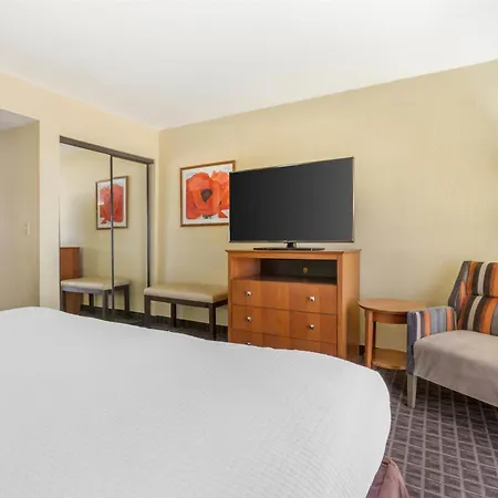 Best Western Plus Scottsdale Thunderbird Suites-3