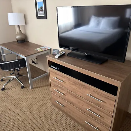 Wingate By Wyndham Utica-2