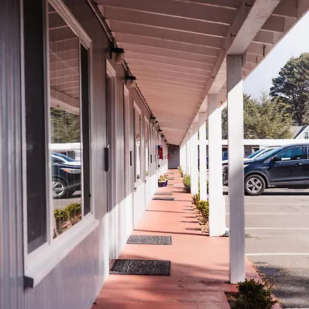 Tillicum Beach Motel - Formerly Deane'S Oceanfront Lodge-3