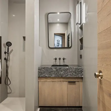 Independence Square 301, Great Hotel Room With Excellent Location & Rooftop Hot Tub-3