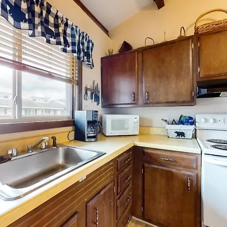 Fun-Filled Lakehouse W/Private Balcony, Free Wifi, Private W/D - Steps To Beach-2
