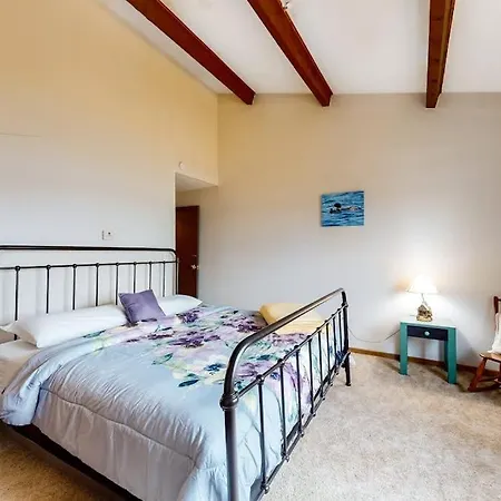 Fun-Filled Lakehouse W/Private Balcony, Free Wifi, Private W/D - Steps To Beach-3