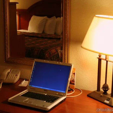 Ramada By Wyndham Uniontown-3